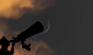 Doc. Ilustrasi pemantauan hilal menggunakan teleskop saat matahari terbenam sebagai bagian dari proses penentuan awal bulan hijriah. Gambar ini hanya merupakan ilustrasi dan bukan diambil dalam kejadian nyata. (NR).