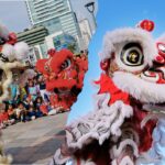 Doc. Atraksi barongsai tampil memukau di tengah perayaan Imlek di Jakarta, dengan gerakan lincah dan iringan tabuhan tambur yang menarik perhatian warga serta menambah semarak suasana festival. (NR).