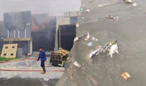 Doc. Sisi kiri: Kobaran api melalap gudang pestisida di kawasan industri Taman Tekno, Kota Tangerang Selatan, saat proses pemadaman berlangsung; aliran air pemadam terlihat berwarna keruh diduga bercampur residu bahan kimia. Sisi kanan: Sejumlah ikan ditemukan mati mengapung di aliran Sungai Cisadane pascakebakaran, menunjukkan dampak pencemaran terhadap ekosistem perairan. (NR).