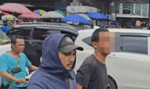 Doc. Petugas kepolisian mengamankan salah seorang juru parkir liar dalam operasi penertiban di kawasan Pasar Tanah Abang. Wajah terduga pelaku diburamkan untuk melindungi identitas yang bersangkutan serta menjunjung asas praduga tak bersalah selama proses pemeriksaan berlangsung. (NR).