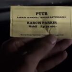 Doc. Karcis parkir yang diterima pengendara di area terminal atas/parkiran Lokawisata Baturraden pada Senin (16/2/2026), dengan nominal Rp10.000 untuk kendaraan pribadi. Pada karcis tersebut tidak terlihat kop atau identitas instansi pengelola resmi serta tidak tercantum nomor seri. (Foto: Gihon B).