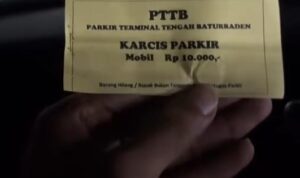 Doc. Karcis parkir yang diterima pengendara di area terminal atas/parkiran Lokawisata Baturraden pada Senin (16/2/2026), dengan nominal Rp10.000 untuk kendaraan pribadi. Pada karcis tersebut tidak terlihat kop atau identitas instansi pengelola resmi serta tidak tercantum nomor seri. (Foto: Gihon B).