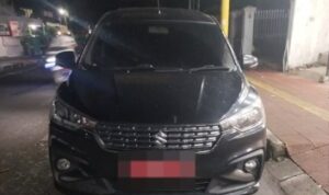 Doc. Kendaraan dinas yang menjadi sorotan dalam unggahan video di akun TikTok “No Viral No Justice” saat terparkir di wilayah Kabupaten Situbondo. Nomor pelat kendaraan diburamkan (blur) untuk mencegah penyebaran data identifikasi secara luas serta menghindari potensi penyalahgunaan informasi, mengingat perkara masih dalam proses penanganan di Polres Situbondo dan belum terdapat putusan hukum tetap. (Sumber: Tangkapan Layar akun TikTok No Viral No Justice).