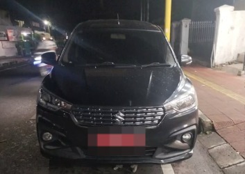 Doc. Kendaraan dinas yang menjadi sorotan dalam unggahan video di akun TikTok “No Viral No Justice” saat terparkir di wilayah Kabupaten Situbondo. Nomor pelat kendaraan diburamkan (blur) untuk mencegah penyebaran data identifikasi secara luas serta menghindari potensi penyalahgunaan informasi, mengingat perkara masih dalam proses penanganan di Polres Situbondo dan belum terdapat putusan hukum tetap. (Sumber: Tangkapan Layar akun TikTok No Viral No Justice).
