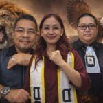 Doc. Dari kiri ke kanan: Ape (kiri), Bianca selaku Ketua FERADI WPI DKI Jakarta (tengah), dan Donny Andretti (kanan), berpose bersama dalam sebuah sesi foto berlatar ilustrasi singa dan elang yang melambangkan semangat, keberanian, dan ketegasan. (Foto: FERADI WPI Official).