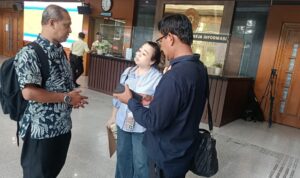 Doc. M. Arifin selaku kuasa hukum bersama pemberi kuasa, Sunny (Putri Meilan Purnamawaty), berada di Pengadilan Negeri Jakarta Pusat pada Rabu (18/2/2026) untuk menghadiri sidang perkara Nomor 57/Pdt.G/2026/PN Jkt.Pst yang kemudian diinformasikan ditunda dan dijadwalkan ulang pada 25 Februari 2026. (Foto: Wilma).