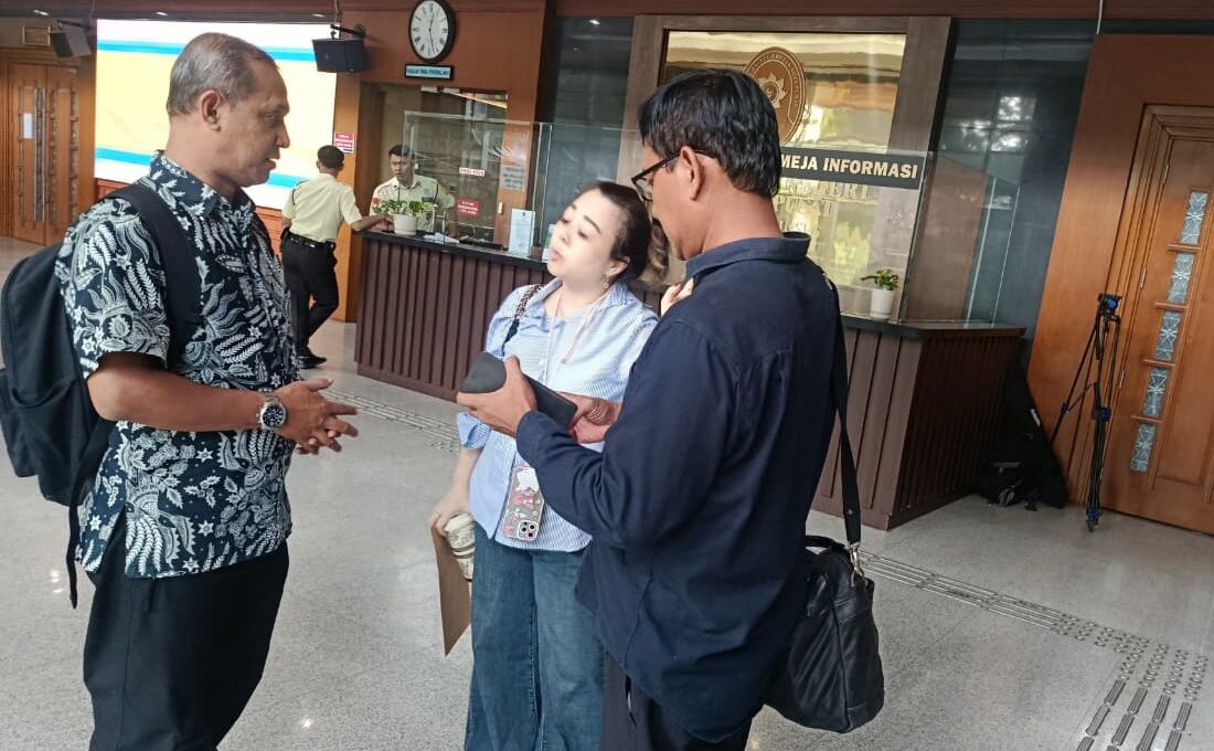 Doc. M. Arifin selaku kuasa hukum bersama pemberi kuasa, Sunny (Putri Meilan Purnamawaty), berada di Pengadilan Negeri Jakarta Pusat pada Rabu (18/2/2026) untuk menghadiri sidang perkara Nomor 57/Pdt.G/2026/PN Jkt.Pst yang kemudian diinformasikan ditunda dan dijadwalkan ulang pada 25 Februari 2026. (Foto: Wilma).