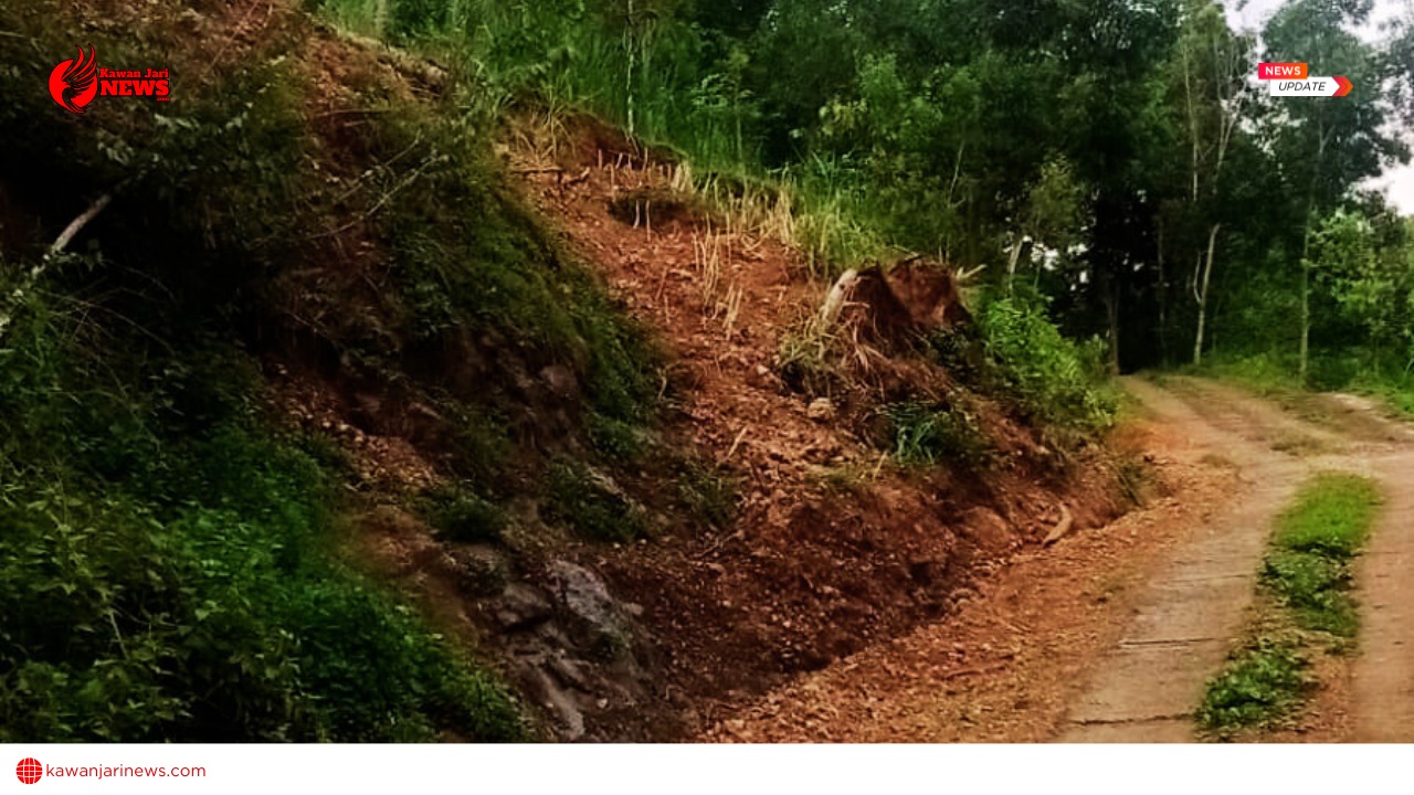 Doc. Foto kondisi titik lokasi longsor di Dusun Karang RT 31 RW 09, Kalurahan Nglegi, Kapanewon Patuk, Kabupaten Gunungkidul. Gambar diambil pada 5 Januari 2026 dan memperlihatkan material tanah longsor yang menutup sebagian akses jalan warga. (Foto: Warga).