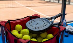 Doc. Ilustrasi raket padel dan bola padel yang digunakan dalam olahraga padel. Gambar ini merupakan ilustrasi pendukung untuk kepentingan materi pemberitaan dan tidak berkaitan langsung dengan lokasi maupun pihak yang disebutkan dalam isi berita. (NR).