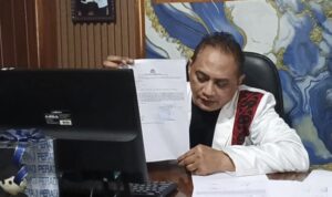 Doc. Buana Yudha, S.H., M.H., selaku pihak yang memberikan keterangan terkait dugaan penipuan dan penggelapan dana Keluarga Penerima Manfaat (KPM) oleh oknum BRILink Dua Saudara di Kecamatan Jatiwaras, Kabupaten Tasikmalaya, Jumat (20/2/2026). (Roy pratama).