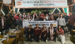 Doc. Jajaran pengurus DPD FERADI WPI DKI Jakarta bersama Ketua Umum, pengurus DPP, serta perwakilan DPD dan mitra organisasi berfoto bersama usai kegiatan buka puasa bersama di Gubug Makan Mang Engking, Jumat (21/2/2026), sebagai simbol kebersamaan dan penguatan soliditas organisasi. (Foto: FERADI WPI Official).