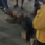 Doc. Seorang wanita tergeletak dalam posisi terlentang usai insiden di Fly Over Gatot Subroto, Sabtu (21/2/2026) malam. Bagian tubuh dan wajah korban sengaja diburamkan (blur) untuk melindungi identitas serta menjaga privasi korban dan keluarga, sesuai dengan prinsip perlindungan korban dalam Kode Etik Jurnalistik. (Foto: Muhammad Wahyu).