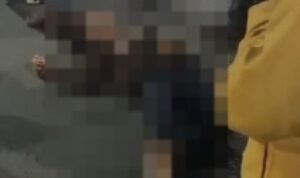 Doc. Seorang wanita tergeletak dalam posisi terlentang usai insiden di Fly Over Gatot Subroto, Sabtu (21/2/2026) malam. Bagian tubuh dan wajah korban sengaja diburamkan (blur) untuk melindungi identitas serta menjaga privasi korban dan keluarga, sesuai dengan prinsip perlindungan korban dalam Kode Etik Jurnalistik. (Foto: Muhammad Wahyu).