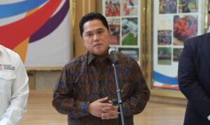 Doc. Ketua Umum Persatuan Sepak Bola Seluruh Indonesia, Erick Thohir, menyampaikan keterangan kepada awak media dalam konferensi pers terkait dinamika sepak bola nasional di Jakarta. (NR).