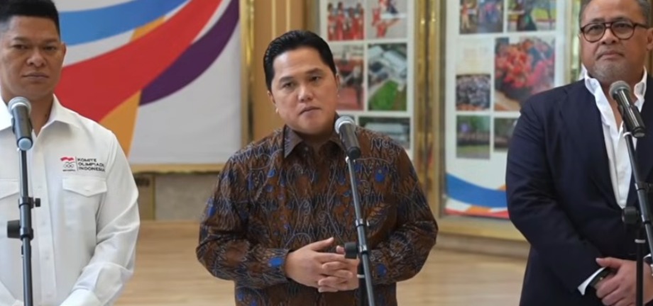 Doc. Ketua Umum Persatuan Sepak Bola Seluruh Indonesia, Erick Thohir, menyampaikan keterangan kepada awak media dalam konferensi pers terkait dinamika sepak bola nasional di Jakarta. (NR).