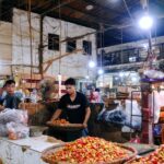 Doc. Aktivitas jual beli cabai di salah satu pasar tradisional di Jakarta pada Ramadan 1447 Hijriah. Seorang pedagang melayani pembeli di tengah lonjakan harga cabai rawit yang mengalami kenaikan signifikan akibat gangguan pasokan dan distribusi. (NR).