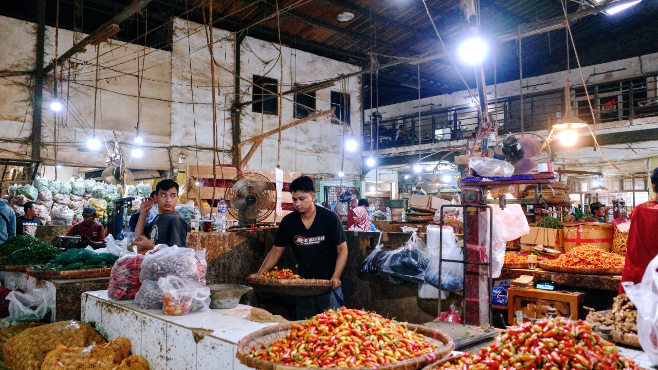 Doc. Aktivitas jual beli cabai di salah satu pasar tradisional di Jakarta pada Ramadan 1447 Hijriah. Seorang pedagang melayani pembeli di tengah lonjakan harga cabai rawit yang mengalami kenaikan signifikan akibat gangguan pasokan dan distribusi. (NR).