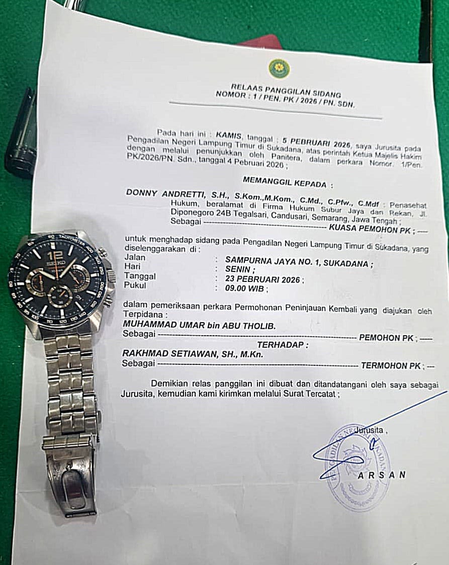 Doc. Relaas panggilan sidang perkara Nomor 1/PEN.PK/2026/PN.SDN yang diterbitkan Pengadilan Negeri Lampung Timur di Sukadana dengan jadwal persidangan Senin, 23 Februari 2026 pukul 09.00 WIB. Dokumen tersebut memuat pemanggilan kuasa hukum Pemohon PK dalam perkara atas nama Muhammad Umar bin Abu Tholib. (Foto: Wilma).