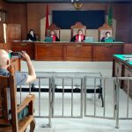 Doc. Advokat Donny Andretti selaku kuasa hukum Pemohon PK saat mengikuti persidangan perkara Nomor 1/PEN.PK/2026/PN.SDN di Pengadilan Negeri Sukadana, Senin (23/2/2026), dan menyampaikan sanggahan terkait larangan peliputan sebelum majelis hakim bermusyawarah serta mengizinkan kembali peliputan dengan ketentuan menjaga ketertiban persidangan. (Foto: Wilma).