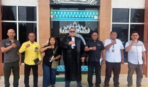 Doc. Tim kuasa hukum bersama rekan dan pendamping berfoto bersama usai mengikuti agenda sidang Peninjauan Kembali (PK) perkara Nomor 1/PEN.PK/2026/PN.SDN di Pengadilan Negeri Sukadana, Senin (23/2/2026). Foto diambil di depan gedung pengadilan sebagai dokumentasi usai persidangan. (Foto: Wilma).