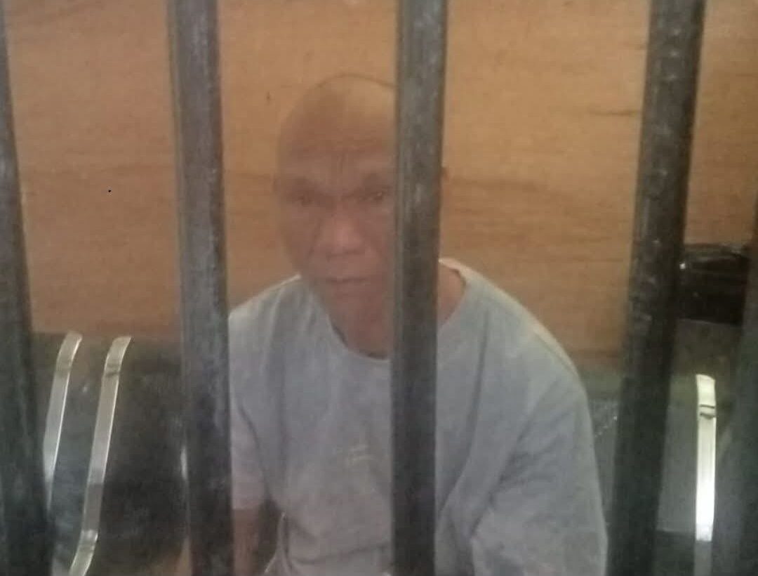 Doc. Tersangka kasus dugaan penganiayaan berada di dalam sel tahanan Polres Sumbawa, Sabtu (21/2/2026) malam. Penahanan dilakukan setelah penyidik menetapkan status tersangka dalam proses penyidikan yang masih berlangsung. (Foto: Ahmad Muharom).
