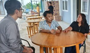 Dok. M. Umar Bin Abu Tholib didampingi istri saat membesuk di ruang tahanan dan memberikan keterangan kepada wartawan KawanJariNews.com usai sidang PK Nomor 1/PEN.PK/2026/PN.SDN di Pengadilan Negeri Sukadana, Senin (23/2/2026). Wawancara dilakukan berdasarkan Surat Izin Redaksi Nomor 0052/Red-KJN/II/2026 yang ditujukan kepada Mahkamah Agung. (Foto: Wilma).