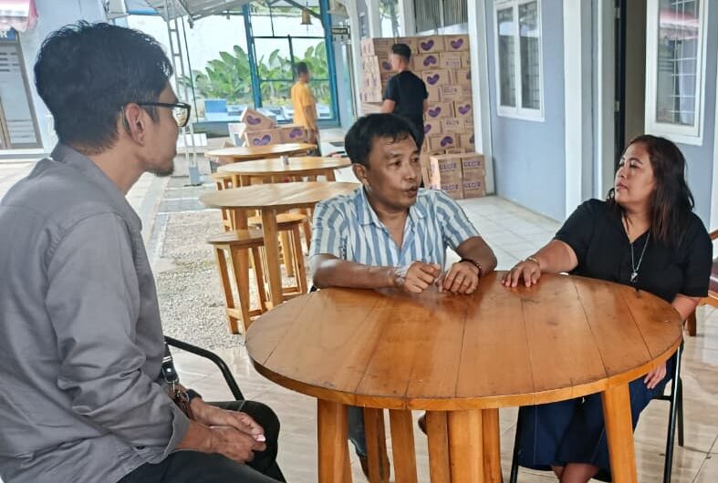 Dok. M. Umar Bin Abu Tholib didampingi istri saat membesuk di ruang tahanan dan memberikan keterangan kepada wartawan KawanJariNews.com usai sidang PK Nomor 1/PEN.PK/2026/PN.SDN di Pengadilan Negeri Sukadana, Senin (23/2/2026). Wawancara dilakukan berdasarkan Surat Izin Redaksi Nomor 0052/Red-KJN/II/2026 yang ditujukan kepada Mahkamah Agung. (Foto: Wilma).