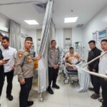 Doc. Korban dugaan penusukan menjalani perawatan di Rumah Sakit Siloam Tangerang, Senin (23/2/2026), saat dibesuk sejumlah rekan sejawat. Terlihat pula anggota kepolisian berada di dalam ruang perawatan untuk melakukan pemeriksaan dan pendataan terkait peristiwa tersebut. (Foto: Ismail).