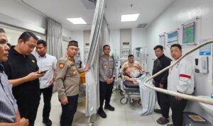 Doc. Korban dugaan penusukan menjalani perawatan di Rumah Sakit Siloam Tangerang, Senin (23/2/2026), saat dibesuk sejumlah rekan sejawat. Terlihat pula anggota kepolisian berada di dalam ruang perawatan untuk melakukan pemeriksaan dan pendataan terkait peristiwa tersebut. (Foto: Ismail).