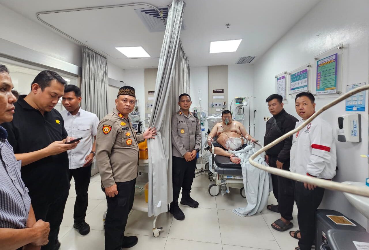 Doc. Korban dugaan penusukan menjalani perawatan di Rumah Sakit Siloam Tangerang, Senin (23/2/2026), saat dibesuk sejumlah rekan sejawat. Terlihat pula anggota kepolisian berada di dalam ruang perawatan untuk melakukan pemeriksaan dan pendataan terkait peristiwa tersebut. (Foto: Ismail).
