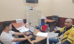 Doc. Korban kehilangan sepeda motor didampingi kuasa hukum saat membuat laporan resmi di kantor kepolisian di Banjarmasin. Pendampingan dilakukan untuk memastikan proses pelaporan berjalan sesuai prosedur serta melindungi hak-hak hukum korban selama tahapan penanganan perkara. Wajah pelapor dalam foto ditampilkan dengan efek blur untuk menjaga privasi dan keamanan yang bersangkutan, serta menghindari potensi tekanan atau dampak sosial selama proses hukum masih berlangsung. (Foto: M. Wahyu).