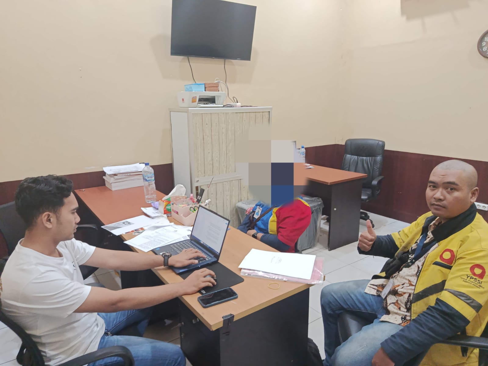 Doc. Korban kehilangan sepeda motor didampingi kuasa hukum saat membuat laporan resmi di kantor kepolisian di Banjarmasin. Pendampingan dilakukan untuk memastikan proses pelaporan berjalan sesuai prosedur serta melindungi hak-hak hukum korban selama tahapan penanganan perkara. Wajah pelapor dalam foto ditampilkan dengan efek blur untuk menjaga privasi dan keamanan yang bersangkutan, serta menghindari potensi tekanan atau dampak sosial selama proses hukum masih berlangsung. (Foto: M. Wahyu).