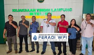 Doc. Tim kuasa hukum dari Firma Hukum Subur Jaya dan Rekan FERADI WPI bersama para pihak usai pemeriksaan saksi di Kantor Kejaksaan Tinggi Lampung, Selasa (24/2/2026). Foto diambil di halaman kantor Kejati Lampung usai proses klarifikasi berlangsung. (Foto: Wilma).