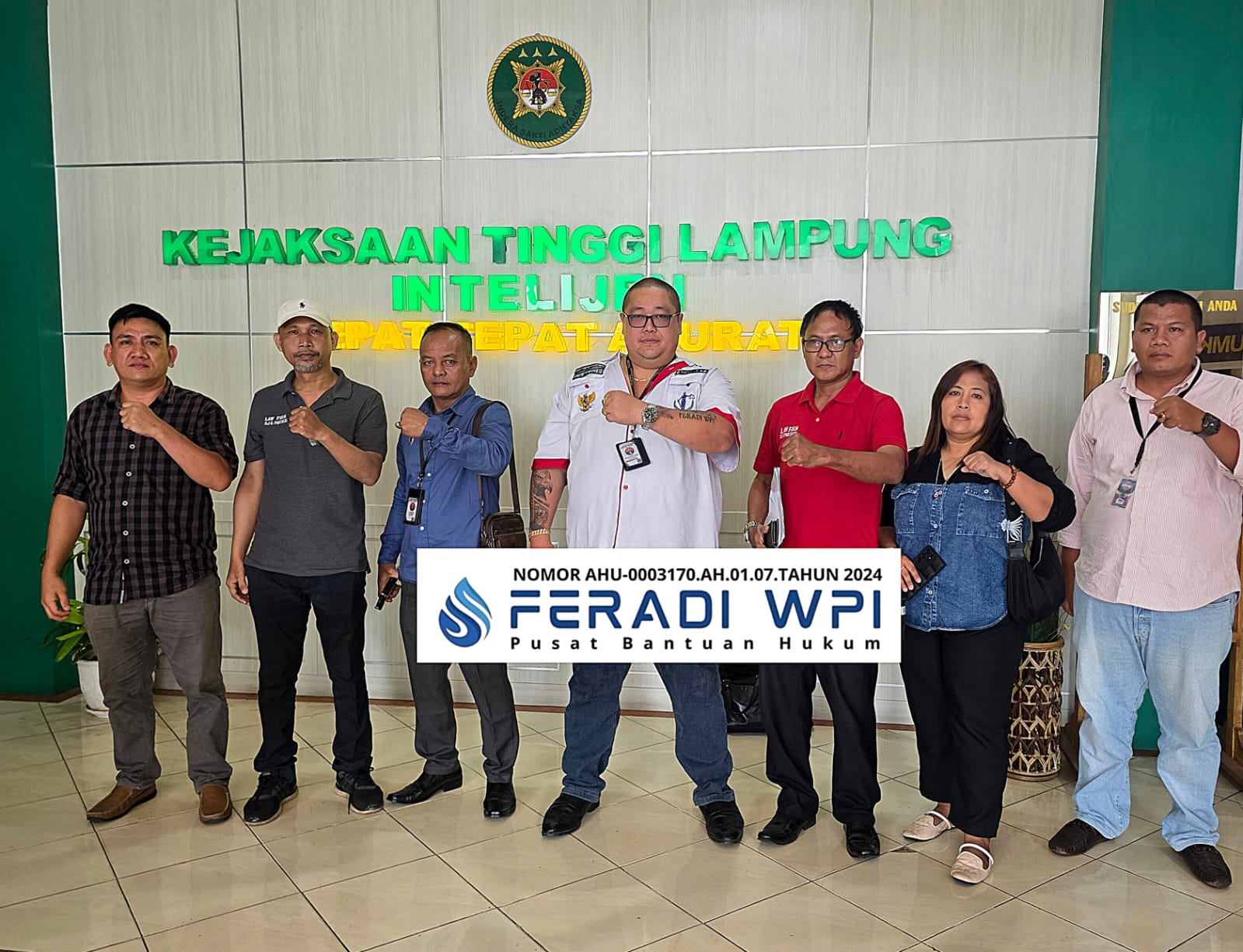 Doc. Tim kuasa hukum dari Firma Hukum Subur Jaya dan Rekan FERADI WPI bersama para pihak usai pemeriksaan saksi di Kantor Kejaksaan Tinggi Lampung, Selasa (24/2/2026). Foto diambil di halaman kantor Kejati Lampung usai proses klarifikasi berlangsung. (Foto: Wilma).