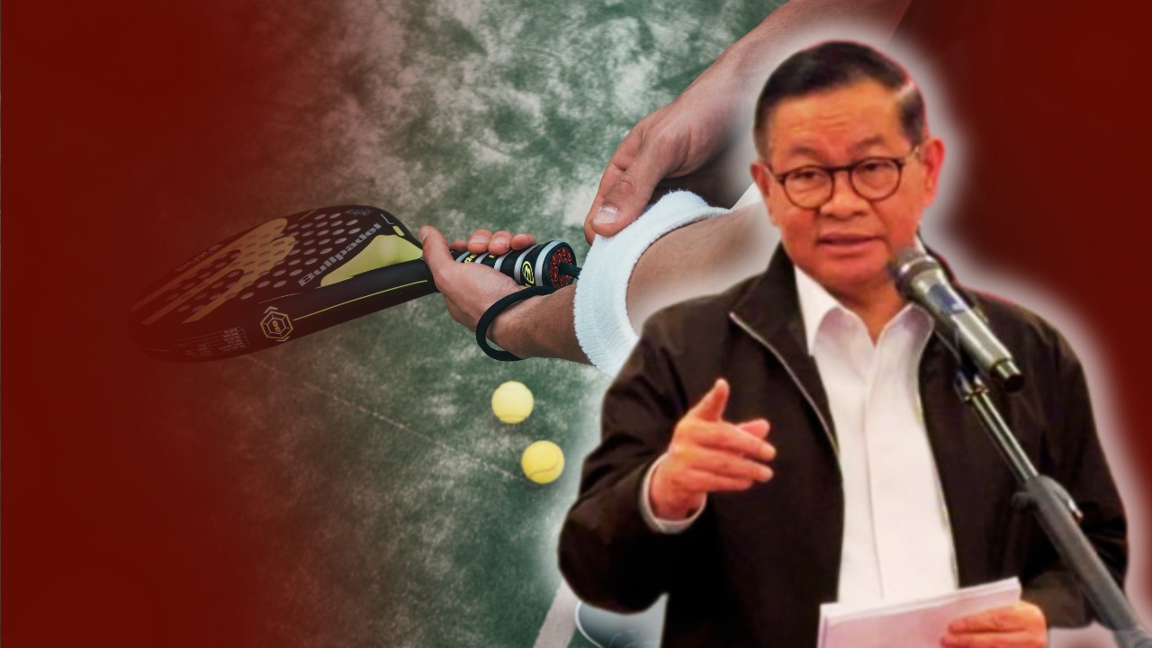 Doc. Ilustrasi berlatar aktivitas pemain padel di lapangan, sementara di bagian depan Gubernur DKI Jakarta, Pramono Anung, menyampaikan keterangan kepada awak media terkait kebijakan penertiban dan pengaturan operasional lapangan padel di wilayah permukiman. (NR).