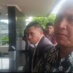 Doc. Kuasa hukum penggugat, Bearrytus Bari, S.H., dari LS Law Firm, memberikan keterangan kepada awak media usai sidang perkara Nomor 57/Pdt.G/2026/PN Jkt.Pst di Pengadilan Negeri Jakarta Pusat, Selasa (25/2/2026). (Foto: Wilma).