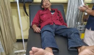 Doc. Korban dugaan penganiayaan terhadap anggota redaksi Cybertni.id saat menjalani perawatan medis di rumah sakit usai insiden yang terjadi di kantor redaksi, Jombang, Selasa (24/2/2026). Kondisi korban masih dalam penanganan tenaga medis. (Foto: Nabila – Kontributor).