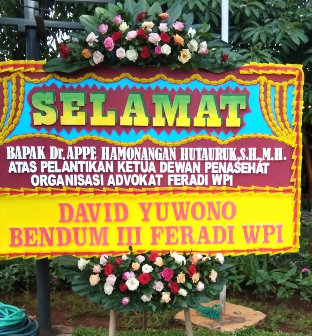 Doc. Karangan bunga ucapan selamat atas resmi bergabungnya Dr. Appe Hutauruk, S.H., M.H. sebagai Ketua Dewan Penasehat DPP FERADI WPI, yang dikirim sebagai bentuk apresiasi dan dukungan atas penunjukan tersebut. (Foto: FERADI WPI Jakarta).