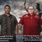 Doc. Dr. Appe Hutauruk, S.H., M.H., selaku Ketua Dewan Penasehat DPP FERADI WPI, bersama Adv. Donny Andretti, S.H., S.Kom., M.Kom., C.MD., C.PFW., C.MDF., C.JKJ., Ketua Umum FERADI WPI, dalam sesi foto resmi berlatar simbol keadilan, mencerminkan komitmen penguatan organisasi dan integritas profesi advokat di bawah naungan FERADI WPI. (Foto: FERADI WPI Official).