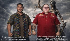 Doc. Dr. Appe Hutauruk, S.H., M.H., selaku Ketua Dewan Penasehat DPP FERADI WPI, bersama Adv. Donny Andretti, S.H., S.Kom., M.Kom., C.MD., C.PFW., C.MDF., C.JKJ., Ketua Umum FERADI WPI, dalam sesi foto resmi berlatar simbol keadilan, mencerminkan komitmen penguatan organisasi dan integritas profesi advokat di bawah naungan FERADI WPI. (Foto: FERADI WPI Official).