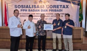 Doc. Yulianto Kiswocahyono, S.E., S.H., BKP., Ketua Komite Tetap Fiskal KADIN Jawa Timur (paling kiri), saat menerima piagam Klinik Pajak pada kegiatan Sosialisasi Coretax PPh Badan dan Pribadi yang diselenggarakan KADIN Jawa Timur bersama Direktorat Jenderal Pajak Kanwil Jatim I, II, dan III di Surabaya, 25 Februari 2026. (Foto: Eko Wahyu).