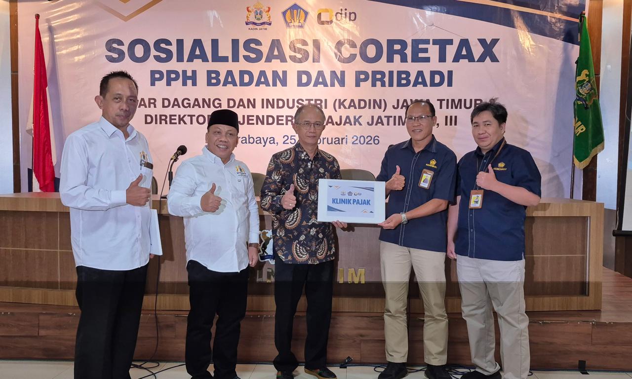 Doc. Yulianto Kiswocahyono, S.E., S.H., BKP., Ketua Komite Tetap Fiskal KADIN Jawa Timur (paling kiri), saat menerima piagam Klinik Pajak pada kegiatan Sosialisasi Coretax PPh Badan dan Pribadi yang diselenggarakan KADIN Jawa Timur bersama Direktorat Jenderal Pajak Kanwil Jatim I, II, dan III di Surabaya, 25 Februari 2026. (Foto: Eko Wahyu).
