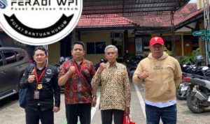 Doc. Ahli waris Tomo Wigeno bersama tim pendamping dari PBH FERADI WPI Advokat dan Paralegal DPC Kota Semarang serta perwakilan GJL GAMAT-RI berfoto bersama usai menjalani pemeriksaan di Unit I Satreskrim Polres Kendal, Kamis (26/2/2026), sebagai bagian dari tindak lanjut laporan dugaan sengketa tanah di wilayah Sukorejo, Kabupaten Kendal. (Foto: ilma – Kontributor).