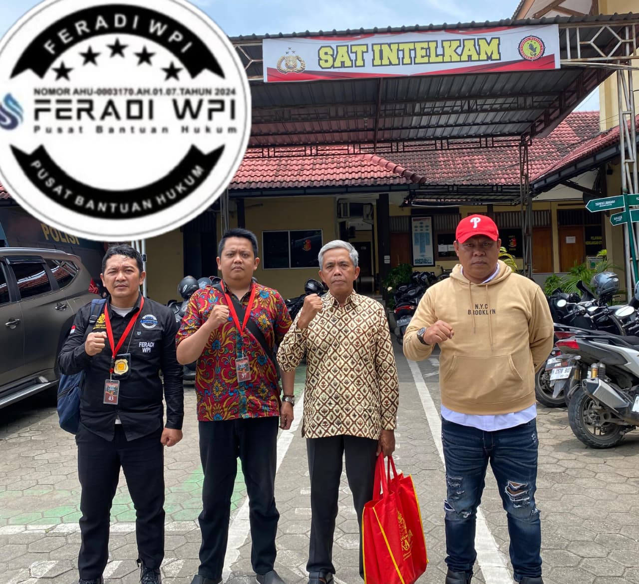 Doc. Ahli waris Tomo Wigeno bersama tim pendamping dari PBH FERADI WPI Advokat dan Paralegal DPC Kota Semarang serta perwakilan GJL GAMAT-RI berfoto bersama usai menjalani pemeriksaan di Unit I Satreskrim Polres Kendal, Kamis (26/2/2026), sebagai bagian dari tindak lanjut laporan dugaan sengketa tanah di wilayah Sukorejo, Kabupaten Kendal. (Foto: ilma – Kontributor).