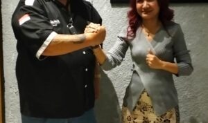 Doc. Adv. Donny Andretti, S.H., S.Kom., M.Kom., C.Md., C.PFW., C.MDF., C.JKJ., Ketua Umum FERADI WPI, berjabat tangan dengan Harriani Bianca Daryana, C.PL., Wakil Ketua Umum DPP FERADI WPI, dalam salah satu acara organisasi sebagai simbol saling memberikan semangat dan penguatan komitmen dalam pelayanan bantuan hukum kepada masyarakat. (Foto: FERADI WPI Official).