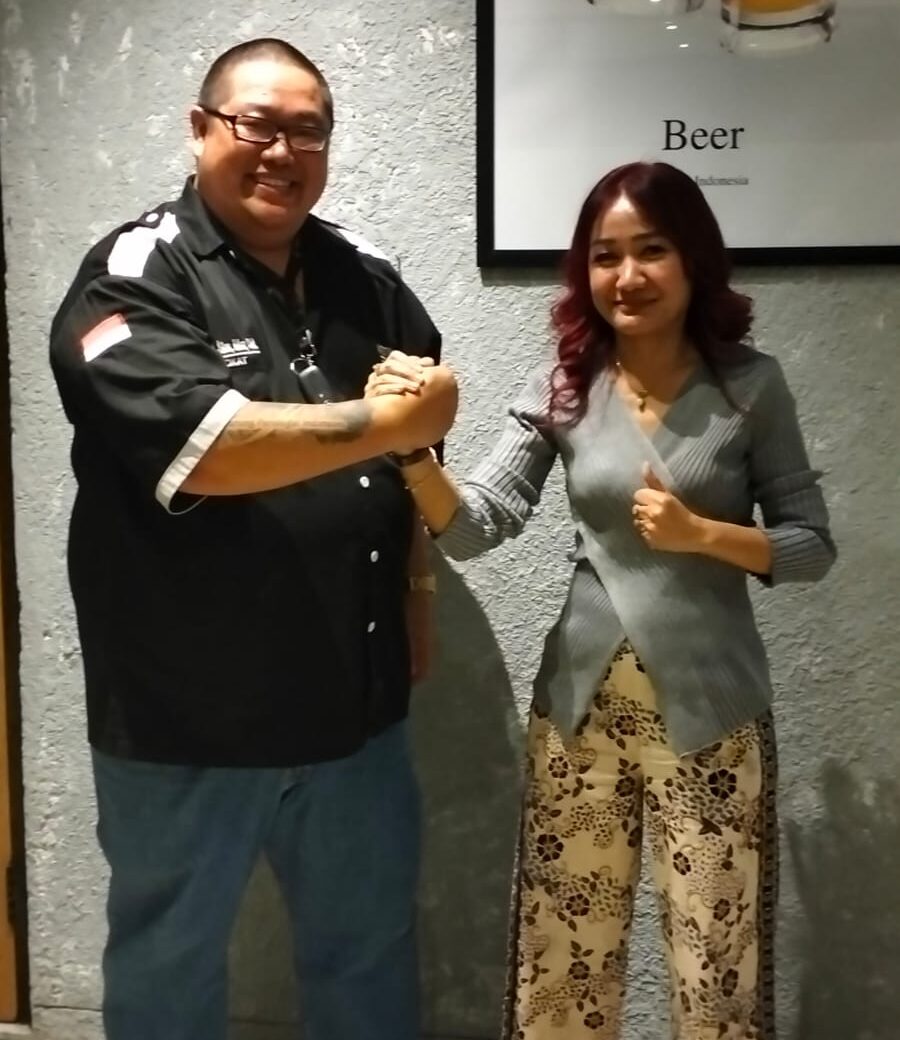 Doc. Adv. Donny Andretti, S.H., S.Kom., M.Kom., C.Md., C.PFW., C.MDF., C.JKJ., Ketua Umum FERADI WPI, berjabat tangan dengan Harriani Bianca Daryana, C.PL., Wakil Ketua Umum DPP FERADI WPI, dalam salah satu acara organisasi sebagai simbol saling memberikan semangat dan penguatan komitmen dalam pelayanan bantuan hukum kepada masyarakat. (Foto: FERADI WPI Official).