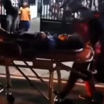 Doc. Petugas bersama relawan mengevakuasi korban remaja berinisial H (14) untuk dibawa ke rumah sakit guna mendapatkan penanganan medis setelah mengalami luka akibat dugaan pengeroyokan di Jalan Mertani, Tegalrejo, Salatiga, Kamis (26/2/2026) dini hari. (Foto: Wisnu).