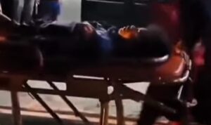 Doc. Petugas bersama relawan mengevakuasi korban remaja berinisial H (14) untuk dibawa ke rumah sakit guna mendapatkan penanganan medis setelah mengalami luka akibat dugaan pengeroyokan di Jalan Mertani, Tegalrejo, Salatiga, Kamis (26/2/2026) dini hari. (Foto: Wisnu).