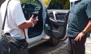 Doc. Mochammad Arifin saat mengurus proses pengambilan satu unit kendaraan yang dilaporkan dalam perkara dugaan perampasan, pada tahap awal penanganan kasus di wilayah Surakarta. (Foto: Wakid).