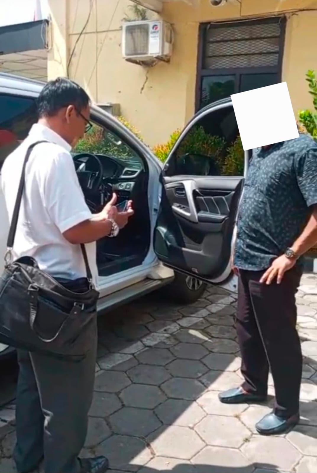 Doc. Mochammad Arifin saat mengurus proses pengambilan satu unit kendaraan yang dilaporkan dalam perkara dugaan perampasan, pada tahap awal penanganan kasus di wilayah Surakarta. (Foto: Wakid).